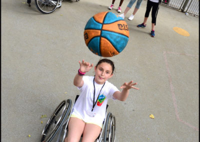 fille basket fauteuil